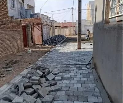 عملیات نصب جدول کانیووسط ونصب تایل بتنی انتهای کوچه‌۱۵خرداد۵ سمت چپ