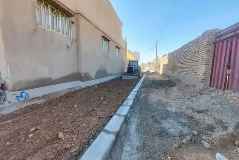 📷گزارش تصویری|  ادامه عملیات نصب‌ جدول کانیووسط کوچه سلطانیه ۱
