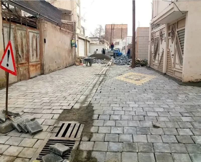 📷گزارش تصویری|  ادامه‌عملیات نصب جدول کانیو وسط  ونصب تایل بتنی کوچه ۱۷شهریور۴