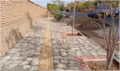 ادامه عملیات کفسازی وسنگ کاری پیاده رو حاشیه خیابان فروردین