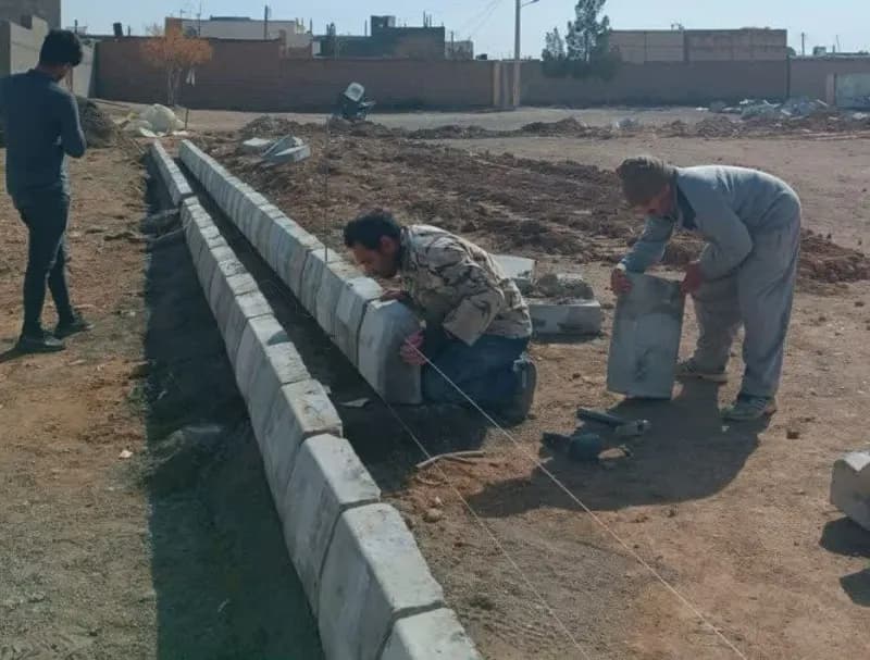 📷گزارش تصویری|  ادامه عملیات نصب جدول  جهت هدایت آبهای سطحی کوچه سیدی ۱۳