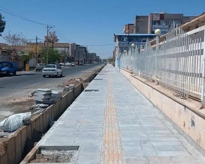 📷گزارش تصویری|  ادامه عملیات کف سازی و سنگ فرش پیاده رو ضلع شمال خیابان ایثارگران