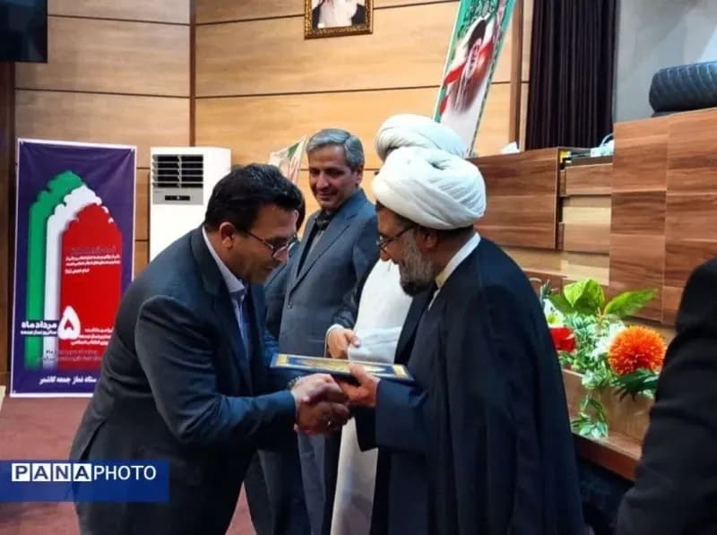 تقدیر وتشکرباحضوررئیس محترم  شورای سیاستگذاری ائمه جمعه استان خراسان رضوي جناب حجه الاسلام والمسلمین حاج آقای ایزدی از شهردار محترم کاشمر آقای مهندس کوهسرخی توسط امام جمعه محترم شهرستان وفرماندار