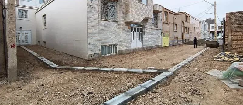 📷گزارش تصویری|  ادامه عملیات‌نصب جدول کانیووسط  کوچه امام خمینی ۱۷