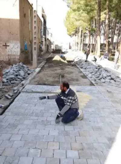 📷گزارش تصویری|  ادامه عملیات نصب جدول کانیووسط ونصب تایل بتنی کوچه شهید عبدی ۲