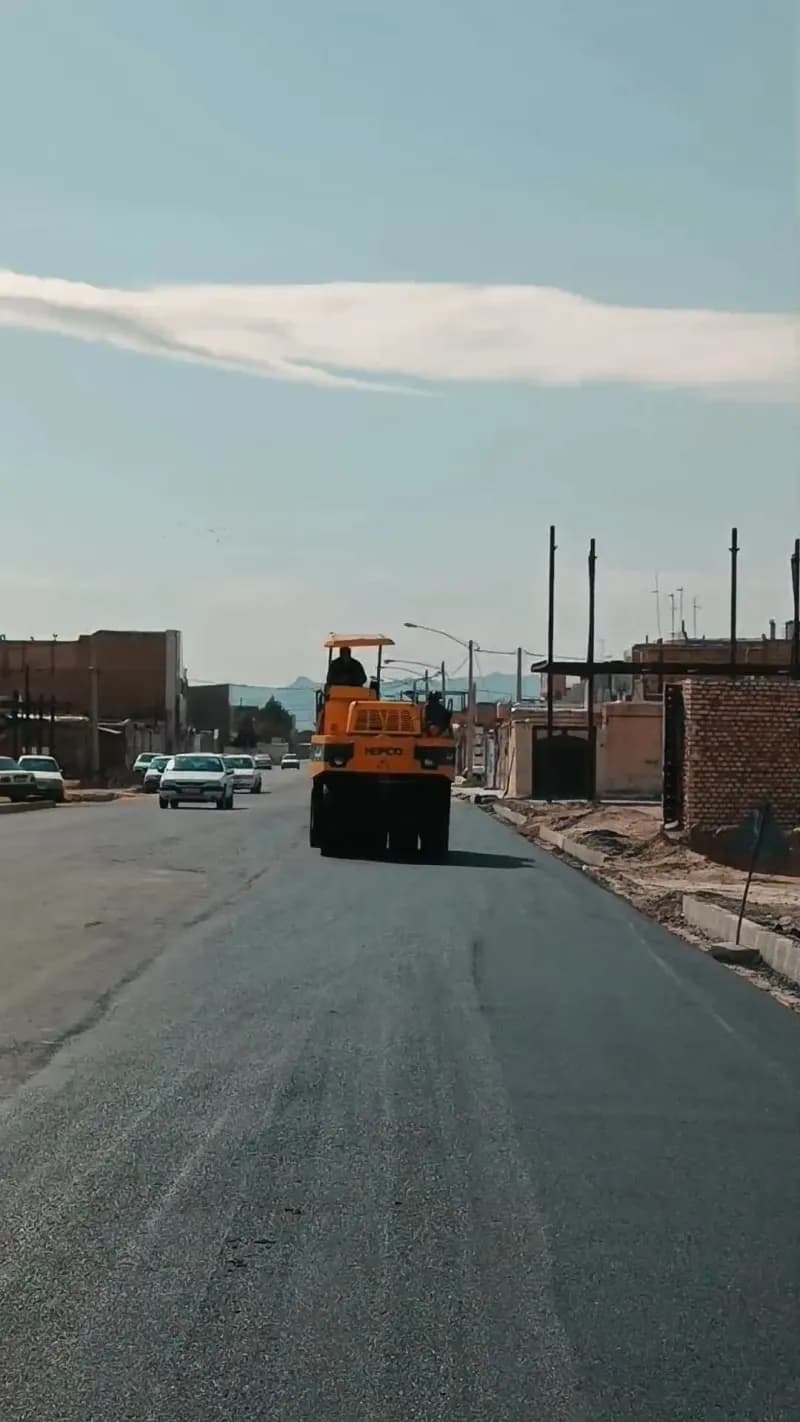 گزارش ویدئویی 🎥🚧   اجرای عملیات بزرگ نهضت آسفالت خیابان شهید هادی تا میدان تازه‌تأسیس شهید حسین صادق رزق‌آبادی
