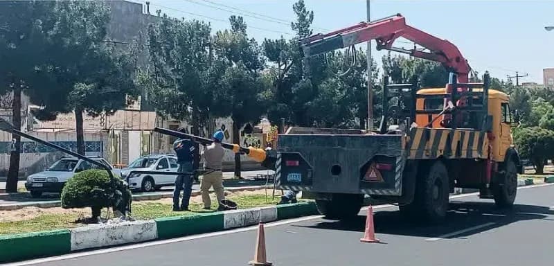 📷گزارش تصویری|  در راستای اجرای طرح مبلمان  و سیما منظرشهری تعویض پایه چراغهای بولوار جمهوری اسلامی خدمتی دیگر از مجموعه مدیریت شهری