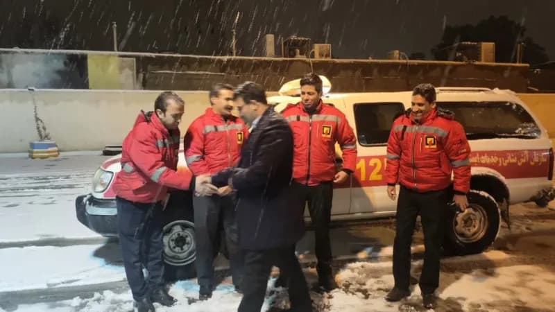 عملیات برف‌روبی و رفع لغزندگی معابر سطح شهر کاشمر بامداد ۲۲ بهمن ماه  واحد ماشین آلات شهرداری کاشمر
