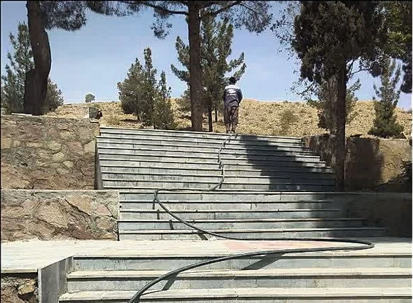 📷گزارش تصویری| عملیات کف سازی وساخت پله های ارتباطی ضلع غربی امامزاده سیدمرتضی(ع)