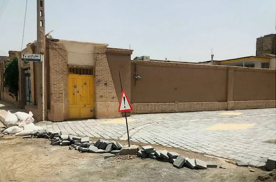 📸گزارش تصویری|| اتمام کارکف سازی ونصب تایل بتنی کوچه سلمان فارسی۲۰