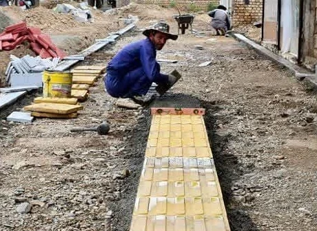 عملیات پیاده روسازی(نصب جدول وسنگ فرش)ضلع شمالی ابتدای خیابان بهبودی غربی