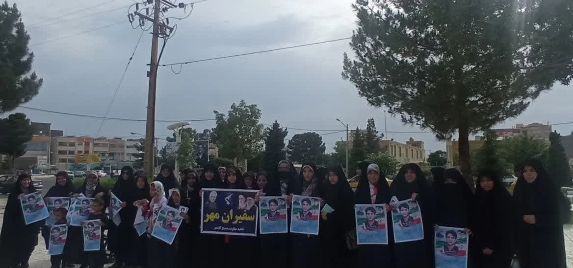 حضور اعضای محترم گروه سفیران مهربه همراه مردم ولایت مدارکاشمرومسؤلین محترم شهرستان درپیاده روی خانوادگی