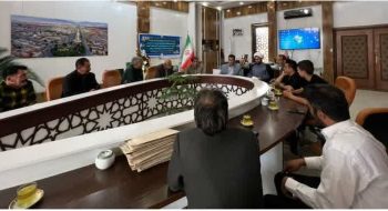 حضور جمعی از اهالی و معتمدین خیابان ۱۷شهریور در دفتر مهندس کوهسرخی شهردار کاشمر و تقدیر از زحمات ایشان برای اجرای روکش آسفالت خیابان ۱۷ شهریور