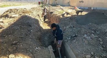 📷گزارش تصویری| کنده کاری وحفرکانال جهت هدایت وانتقال آبهای سطحی انتهای سفیرامید جنوبی