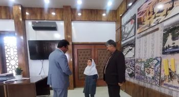 حضور یکی ازشهروندان خردسال جهت تقدیر وتشکرازمجموعه مدیریت شهری کاشمردرخصوص برگزاری کارناوال شادی قبل ازعیدنوروزونصب المان های نوروزی