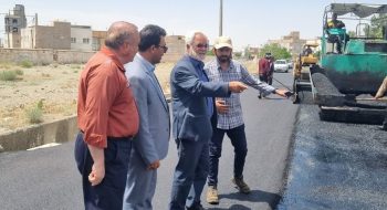 بازدید شهردار محترم کاشمر آقای مهندس کوهسرخی به اتفاق رییس محترم شورای اسلامی شهر کاشمر آقای مهندس مرادزاده از اجرای عملیات آسفالت خیابان امیر کبیر