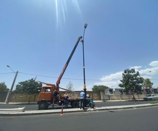 اجرای پروژه روشنایی آیلند خیابان خرمشهر توسط اداره تأسیسات فنی شهرداری کاشمر