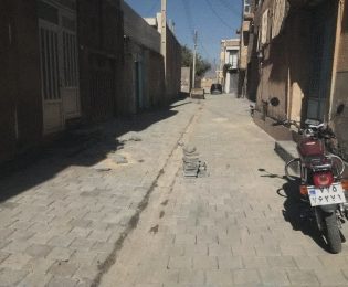 📷گزارش تصویری|  ادامه عملیات‌نصب تایل بتنی کوچه قائم ۱۰