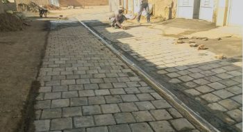 📷گزارش تصویری|  عملیات نصب جدول کانیووسط ونصب تایل بتنی میانی کوچه نیلوفرشمالی ۱۶