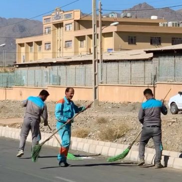 نظافت خیابان دانشگاه آزاد توسط واحد خدمات شهری شهرداری کاشمر