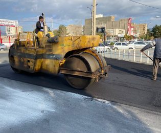 گزارش تصویری 📸|   اجرای عملیات رگلاژ معابر شهری خیابان شهید عازم