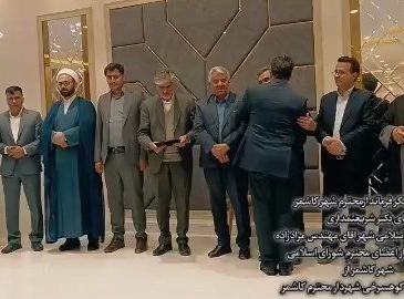 تقدیر و تشکر فرماندارمحترم شهرستان کاشمر آقای دکتر شریعتمداری ورییس شورای اسلامی شهراقای مهندس مرادزاده به نمایندگی از اعضای محترم شورای اسلامی شهر کاشمر ازآقای مهندس کوهسرخی شهردار محترم کاشمر