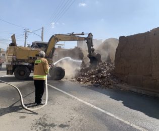 📸|گزارش تصویری| رفع خطر از بنای مخاطره آمیز به استناد بند14 ماده 55 قانون شهرداریها واقع در خیابان سلمان فارسی 14 مبنی بر درخواست مالک و حسب دستور مقام قضایی رفع خطر توسط شهرداری صورت گرفت.