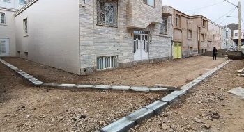 📷گزارش تصویری|  ادامه عملیات‌نصب جدول کانیووسط  کوچه امام خمینی ۱۷