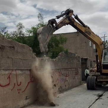 رفع خطر از بنای مخاطره آمیز خیابان باقری ۱۰ با توجه به زلزله اخیر در اجرای بند ۱۴ ماده ۵۵ قانون شهرداریها حسب درخواست مالک و دستور مهندس کوهسرخی شهردار کاشمر