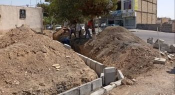 عملیات نصب جدول جهت هدایت آبهای سطحی ابتدای کوچه شهید باقری ۸