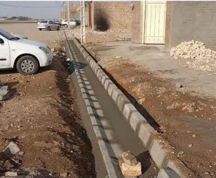 عملیات‌نصب جدول جهت هدایت آبهای سطحی کوچه پشت ایرانخودرو