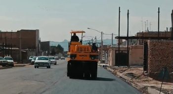 گزارش ویدئویی 🎥🚧   اجرای عملیات بزرگ نهضت آسفالت خیابان شهید هادی تا میدان تازه‌تأسیس شهید حسین صادق رزق‌آبادی