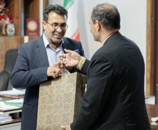 اهدا لوح سپاس توسط دادستان محترم شهرستان و ریاست زندان به شهردار کاشمر
