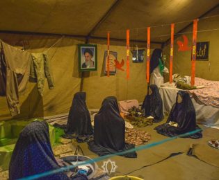 نمایی از یادمان‌های مختلف راهیان نور و شهدای قهرمانمان در محل برگزاری دومین کنگره ملی شهید آیت الله مدرس و ۱۲۲۲ شهید ترشیز کهن