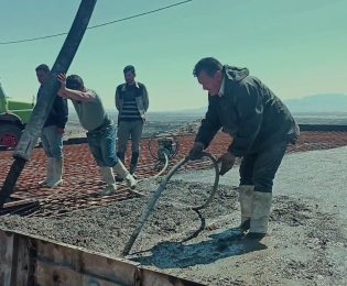 عملیات بتن ریزی استخر ذخیره آب در بامشار -جمعه هشتم فروردین ماه ۱۴۰۴