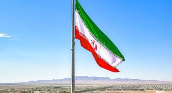 آیین برافراشته شدن پرچم در بلندای شهر کاشمر واقع در مجموعه گردشگری بامشار با حضور اقشار مختلف ومسئولین شهرستان برگزار گردید.