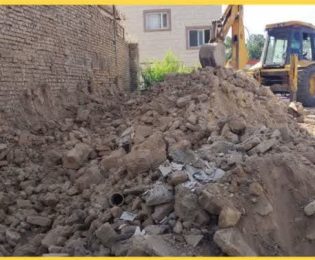 تخریب دیوار فرسوده و مخاطره آمیز اکبرنژاد ۱