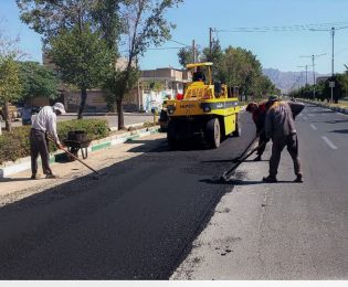 اجرای عملیات آسفالت بر روی مسیر کانال دفع آبهای سطحی بولوار جمهوری اسلامی