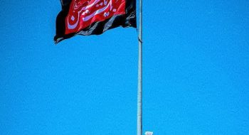 نصب پرچم عزا به مناسبت فرارسیدن ایام اربعین حسینی در بامشار کاشمر